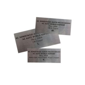   Lézer gravírozott, fém hatású műanyag tábla, ezüst-fekete 7,5x3-9x4cm