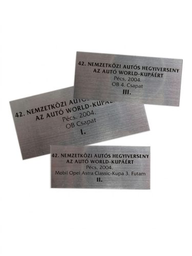 Lézer gravírozott, fém hatású műanyag tábla, ezüst-fekete 7,5x3-9x4cm