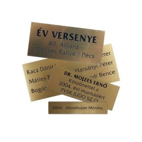   Lézer gravírozott, fém hatású műanyag tábla, arany-fekete 9,5x4-10x5cm