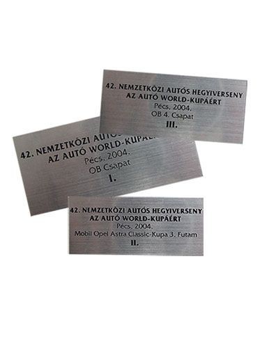 Lézer gravírozott, fém hatású műanyag tábla, ezüst-fekete 10,5x5-12x6cm